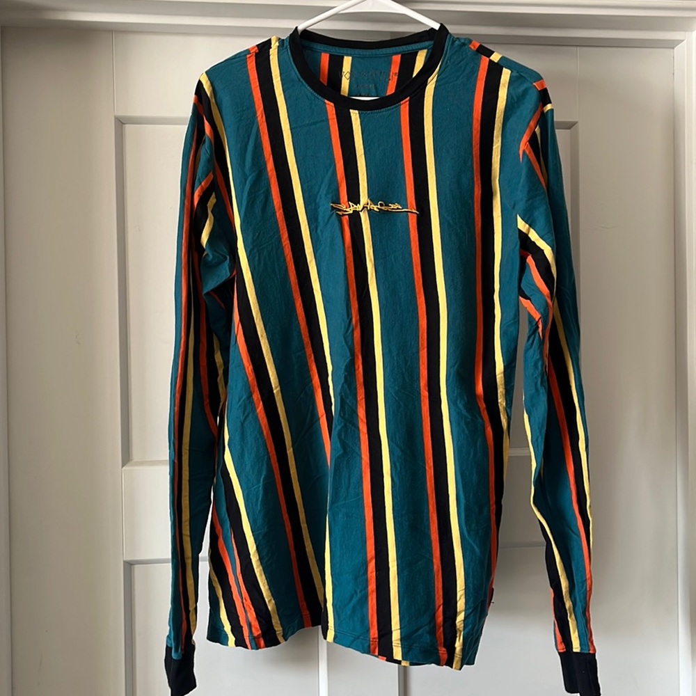 Long sleeved size large men’s T-shirt